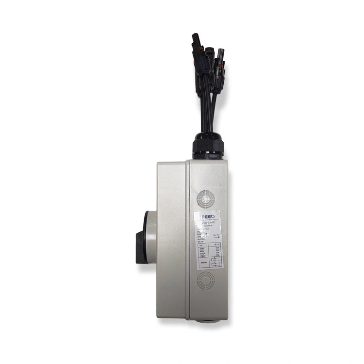 Feeo FDIS-32-4T DC isolator, side view with rating label (Ui 1500 V, 32 A at 1000 V DC) and MC4 leads, on white background.