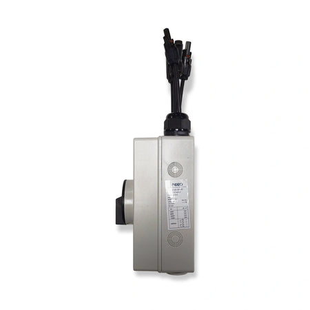 Feeo FDIS-32-4T DC isolator, side view with rating label (Ui 1500 V, 32 A at 1000 V DC) and MC4 leads, on white background.